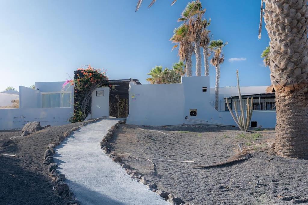 Pequeno Bungalow Firt Line Of The Sea Коста-Тегисе Экстерьер фото